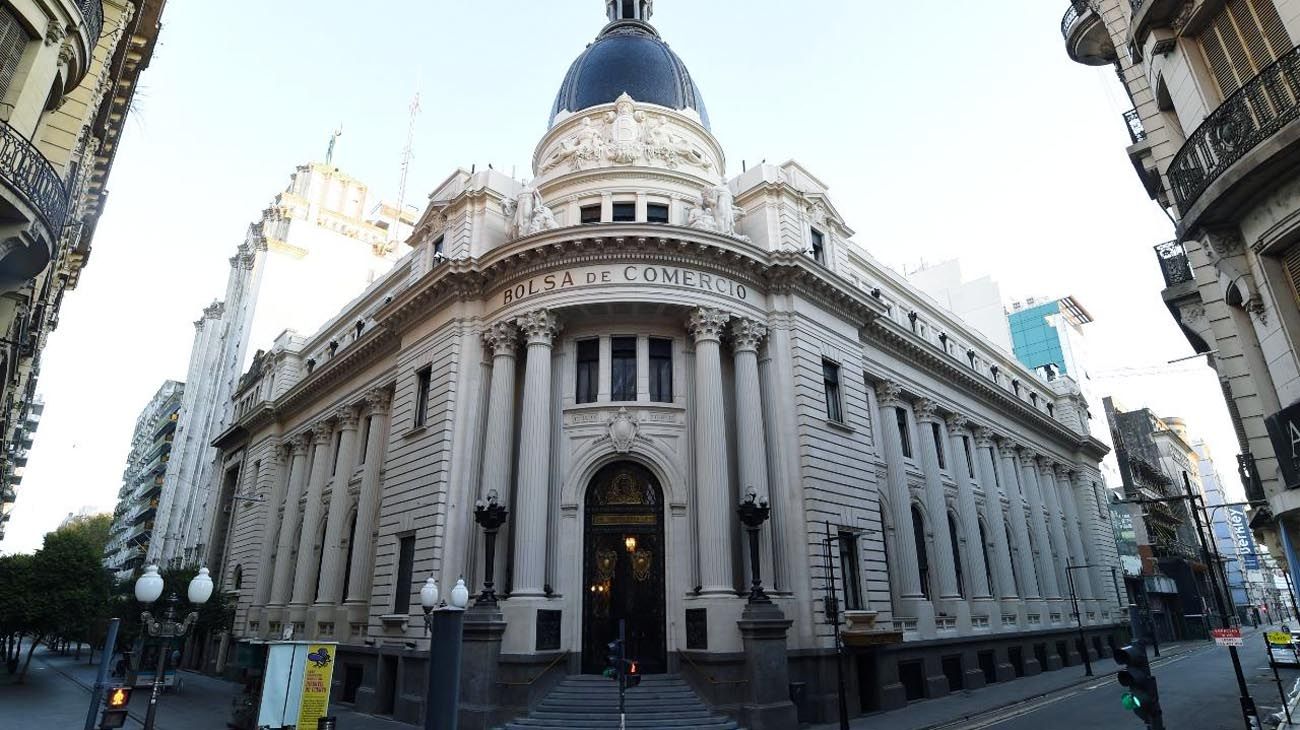 Evacuaron la Bolsa de Comercio de Rosario por una amenaza de bomba, a horas de que asista Javier Milei