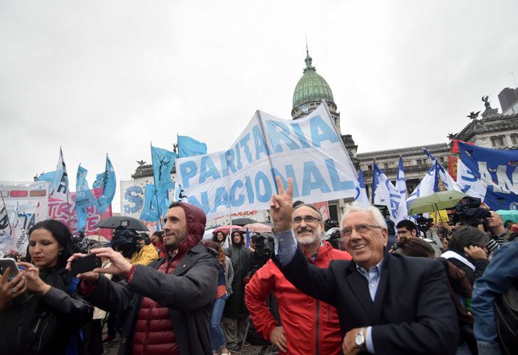 Tras la represión y el abrazo simbólico, los docentes vuelven al paro