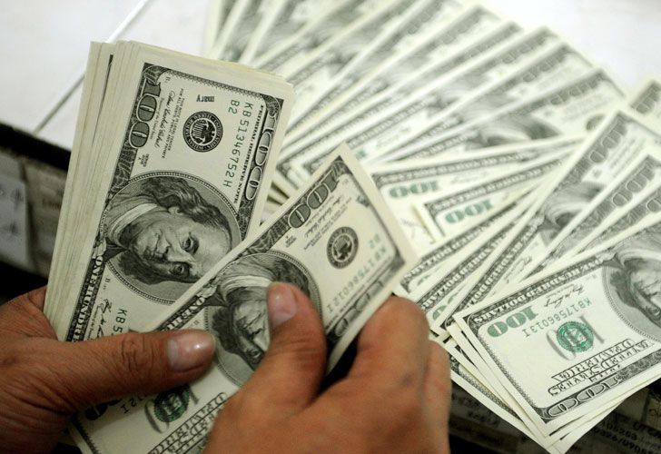El dólar se mantiene estable en torno a los $17,30