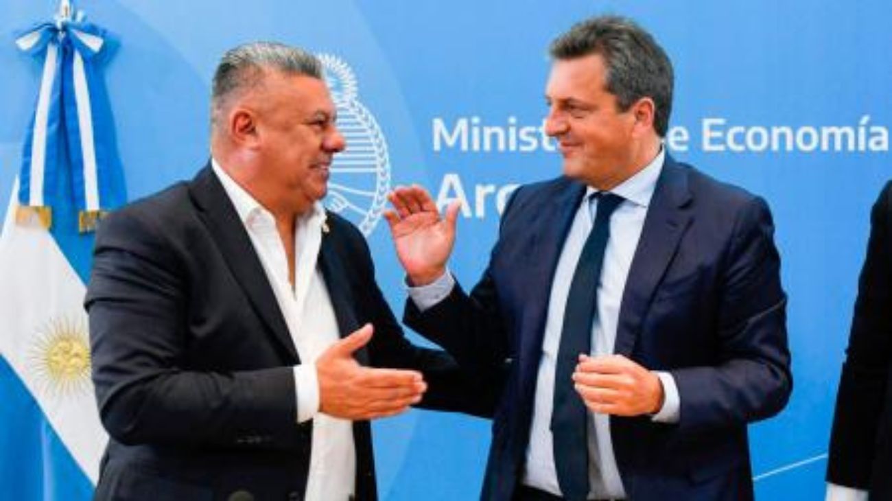Sergio Massa se muestra con el "Chiqui" Tapia
