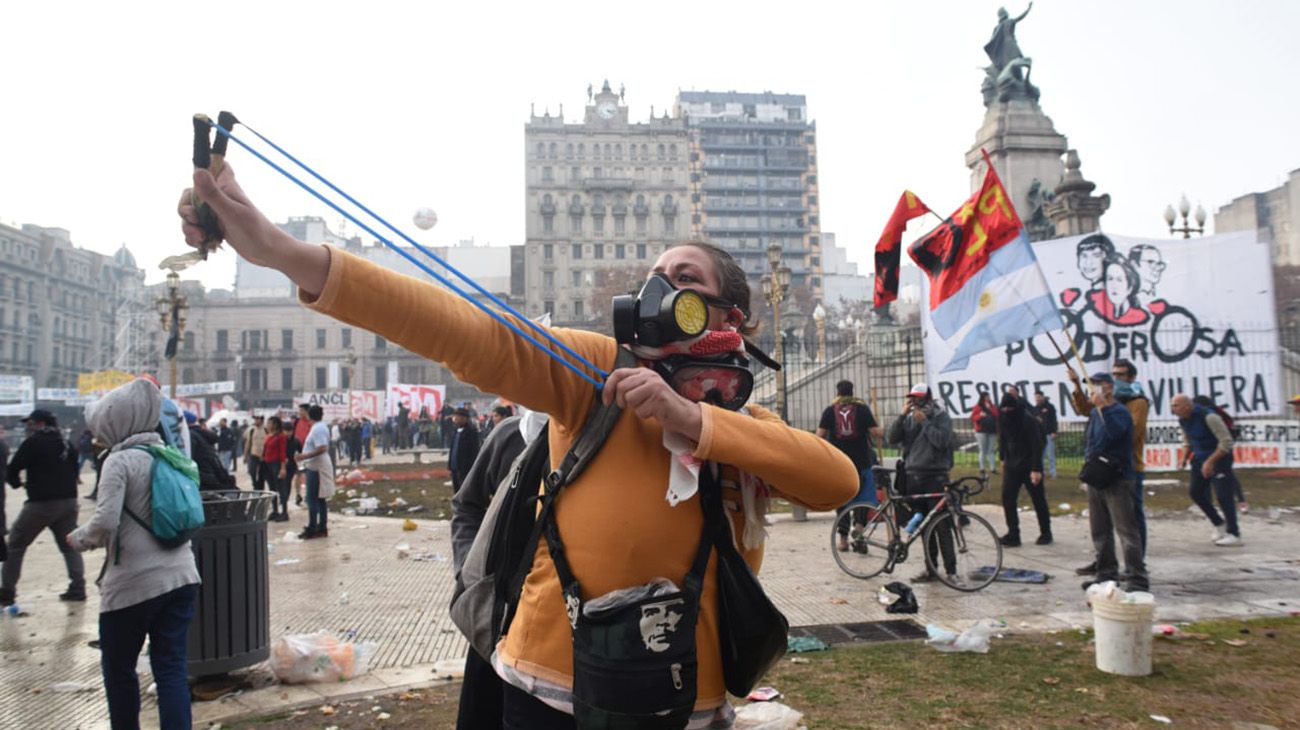 Represión, caos y una nube de gas lacrimógeno para blindar la Ley Bases