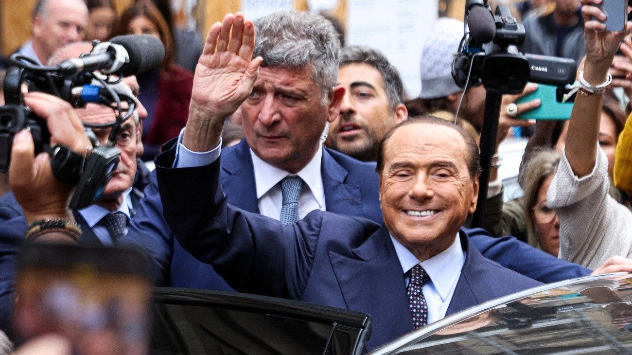 Berlusconi votó y quiere seguir: "Estoy en el campo para ser el director del próximo gobierno"